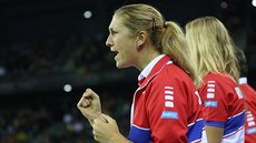 NERVY NA LAVICE. Denisa Allertová povzbuzuje pi Fed Cupu v Rumunsku.