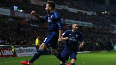 Daniel Carvajal a Karim Benzema z Realu Madrid slaví gól proti  Granad�.