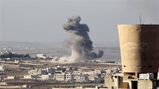 Šedý dým nad městem Anadan v syrské provincii Aleppo po leteckých útocích z 3....