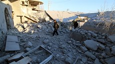 Usedlíci prohledávají trosky budov ve mst Anadan v syrské provincii Aleppo po...