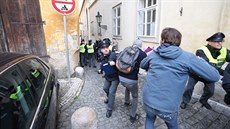 Momentka z bitky mezi odprci a píznivci uprchlík v Thunovské ulici v Praze,...