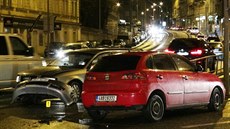 Policie etí nehodu dvou aut a tramvaje na kiovatce ulic Pod Plynojemem a...