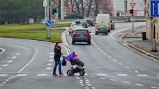 Nebezpe�ný p�echod v Resslov� ulici v Hradci Králové (1.2.2016)