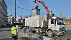 Vysypávání zaputných kontejner v lokalit U Zvonu v Plzni. (29. ledna 2016)
