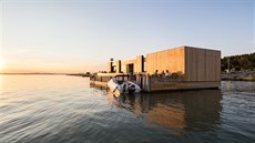 Objekt kavárny umístili architekti na �elezobetonový ponton na Dunaji.