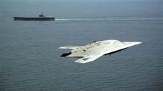 Bezpilotní X-47B  poblíž letadlové lodi USS George H. W. Bush (14. května 2013)