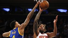 Brandon Rush (vlevo) z Golden State blokuje pokus o zakon�ení v podání Derricka...