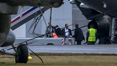 Přílet pětice unesených Čechů z Libanonu na letiště v pražských Kbelích. (4. 2....