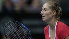 Jekatrina Makarovová vykává v duelu Fed Cupu proti Nizozemsku.