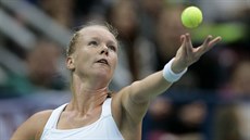 Nizozemská tenistka Kiki Bertensová servíruje v duelu Fed Cupu proti Rusku.