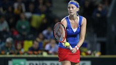 Petra Kvitová se chystá na podání v utkání 1. kola Fed Cupu proti Monice...