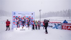 Nejlepí ti biatlonistky v závodu s hromadným startem v Canmore - uprosted na...