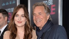 Dakota Johnsonová a její otec, herec Don Johnson (New York, 3. února 2016)