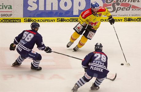 Kapitán eskobudjovických hokejist Josef Straka se snaí pejít pes soupee...