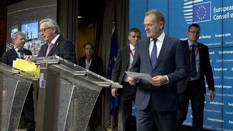 Pedseda Evropské rady Donald Tusk (vpravo) a éf Evropské komise Jean-Claude...