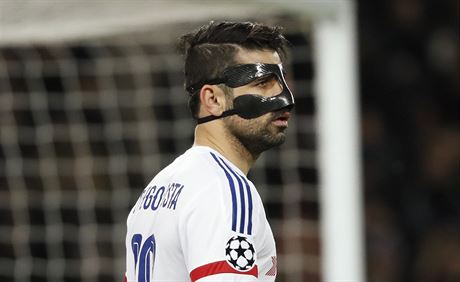 MU S MASKOU. tonk Chelsea Diego Costa bhem zpasu s Paris Saint-Germain.