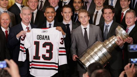 Barack Obama gratuluje mustvu Chicago Blackhawks k zisku Stanley Cupu v roce...