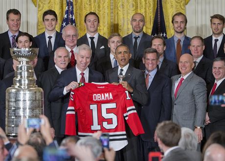Barack Obama a Chicago Blackhawks, vtzov Stanley Cupu z roku 2015.