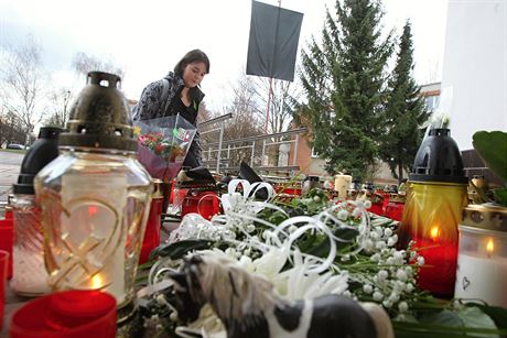 Ped kolou v Teplicích byly na památku zavradné ákyn desítky svíek,...