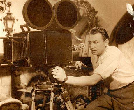 Ladislav Brom (za kamerou)  toil do roku 1945 s Novým, Burianem i Baarovou....