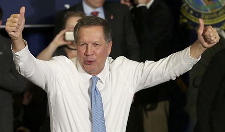 Uchaze o republikánskou nominaci pro volby prezidenta USA John Kasich slaví. V...