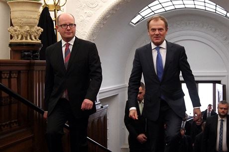 Premiér Bohuslav s pedsedou Evropské rady Donaldem Tuskem pi setkání v...