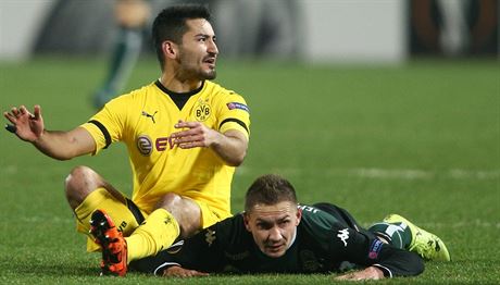 Nmecký záloník Ilkay Gündogan (vlevo) z Dortmundu a Artur Jedrzejczyk z...