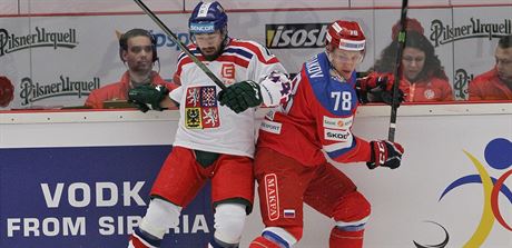 Milan Gula (vlevo) bojuje u mantinelu o puk s  Andrejem Svtlakovem.