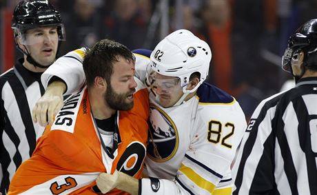 Radko Gudas (vlevo) z Philadelphie se popral s Marcusem Folignem z Buffala.