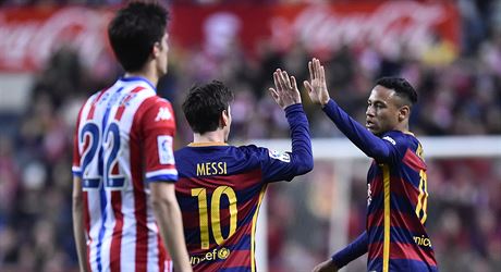TAK SI POJ PLÁCNOUT, KÁMO. Lionel Messi (uprosted) slaví s Neymarem svou...