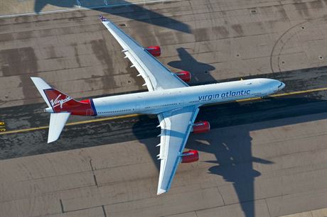 Airbus A340 spolenosti Virgin Atlantic na letiti Heathrow