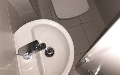 Ukzka problm v rznch novostavbch. V mal toalet je ihned pi vstupu do...
