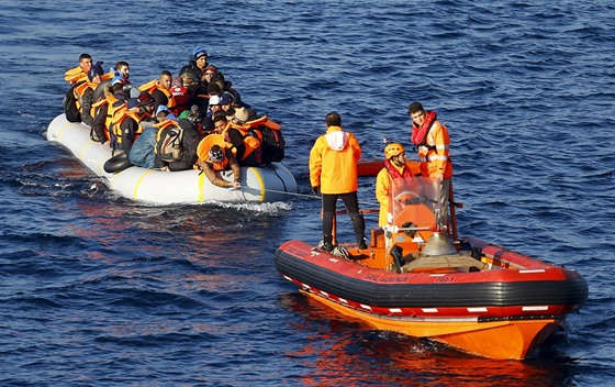 Turecká pobení strá táhne lun plný migrant, kteí se neúspn pokusili...