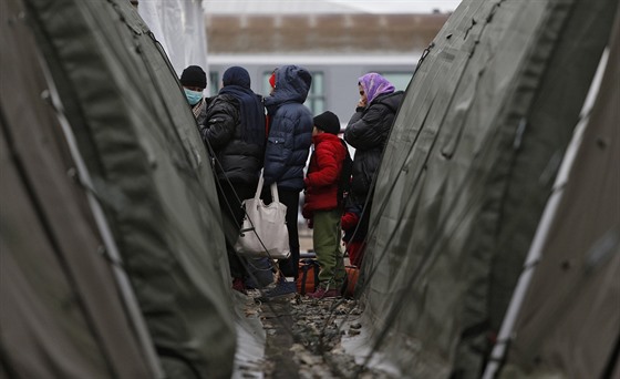 Uprchlíci v chorvatském tranzitním táboře v obci Slavonski Brod (10. února 2016)