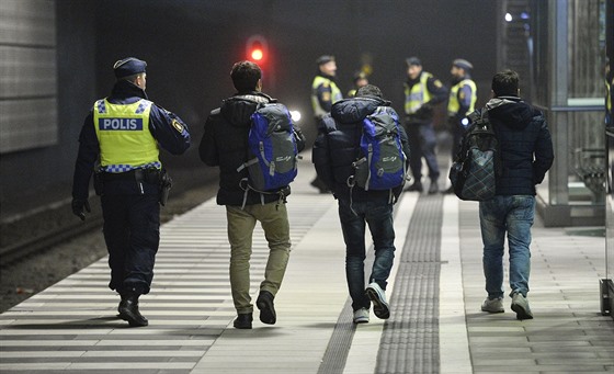 védský policista doprovází bence na nádraí Hyllie ve mst Malmö (19....