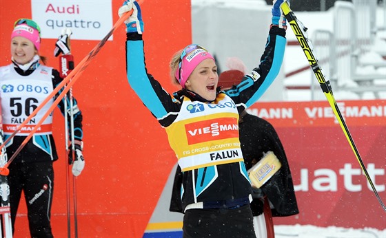 Therese Johaugová slaví vítzství v závod na pt kilometr ve Falunu.