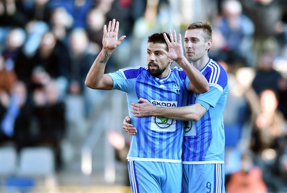 Stelec branky Milan Baro (vlevo) a Jan Kalabika se radují z gólu do sít...