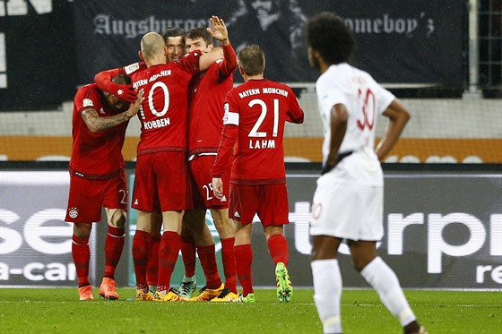 Fotbalisté Bayernu Mnichov oslavují branku na hiti Augsburgu.