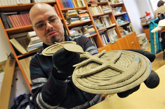 Archeolog karlovarského muzea Jan Tajer se zachovalou sponou z bronzového...