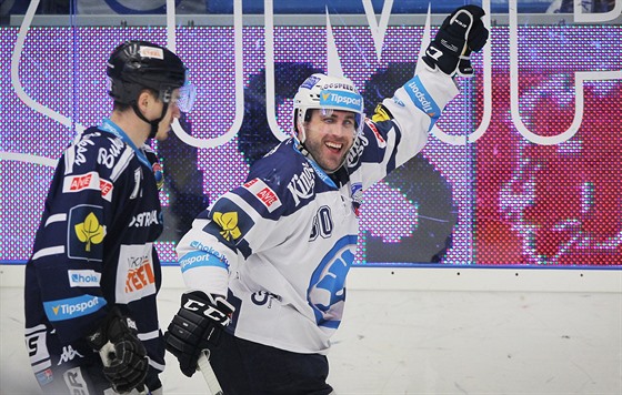 Plzeský hokejista Nick Johnson se raduje z gólu proti Vítkovicím.