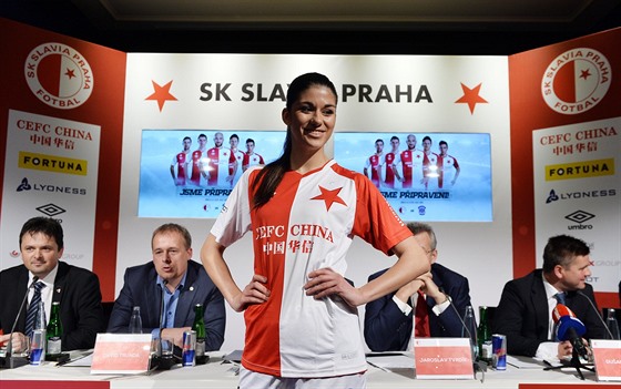 DO JARA V NOVÉM. Fotbalová Slavia na tiskové konferenci ukázala nové dresy.