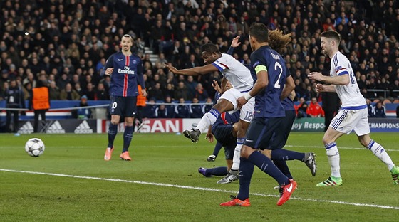 TO VYPADÁ NA VYROVNÁNÍ. John Obi Mikel z Chelsea pálí na branku Paris...