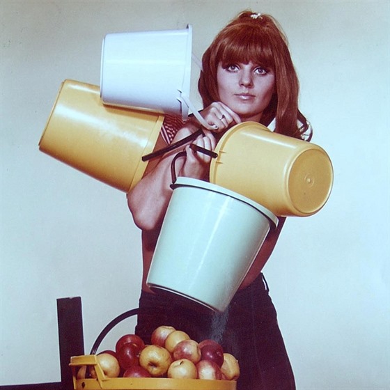 Dobová reklamní fotka propagující sadu kbelík z libereckého Plastimatu.