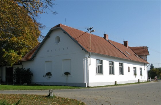 Skladatel Gustav Mahler se narodil v tomto dom v Kalitích u Humpolce. Nyní je...