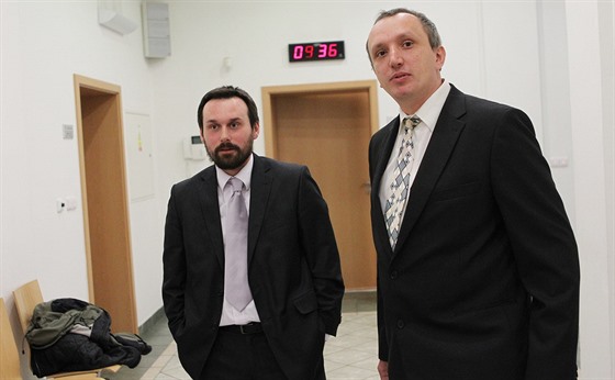 Lukáš Komárek (vpravo) a jeho advokát Luboš Kliment před jedním z dřívějších líčení Okresního soudu v Třebíči.
