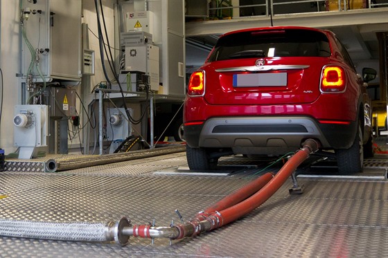 Fiat 500X při měření emisí ve švýcarské laboratoři na objednávku německé...