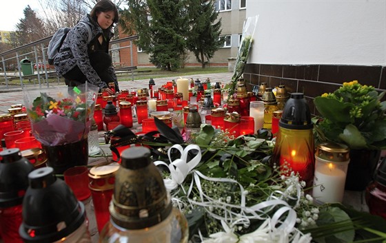Před školou v Teplicích byly na památku zavražděné žákyně desítky svíček,...