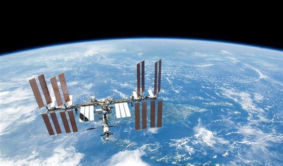 Mezinárodní vesmírná stanice (ISS) nad Zemí.