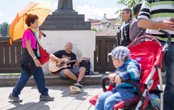 Loni v létě se do ulic Krumlova vydal s kytarou i redaktor MF DNES Petr Kubát,...