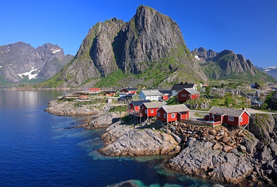 Rybáská vesnika Sakrisoy na norském souostroví Lofoty